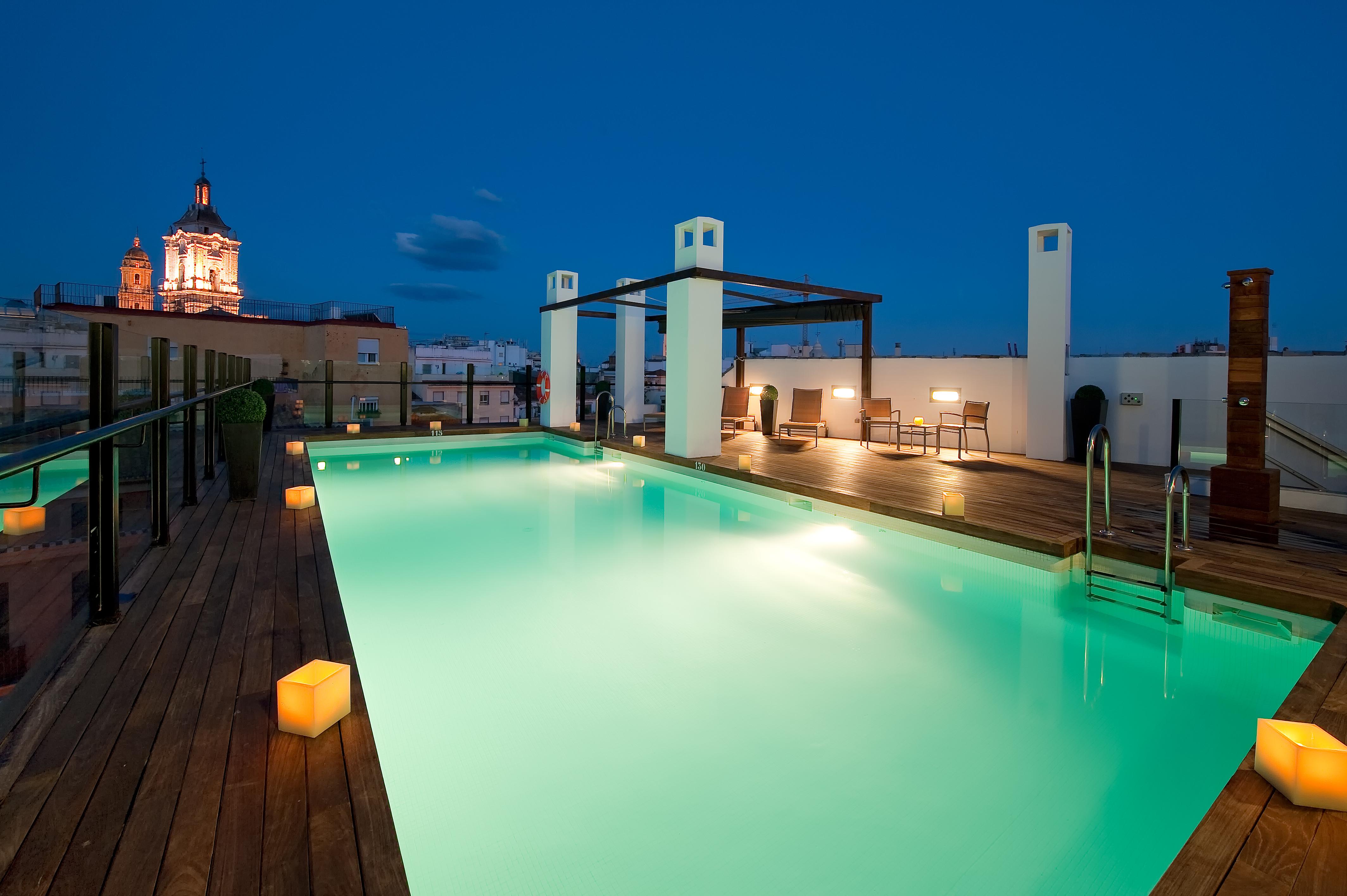Vincci Seleccion Posada Del Patio Malaga Luaran gambar Rooftop pool at Hotel Casa 1800