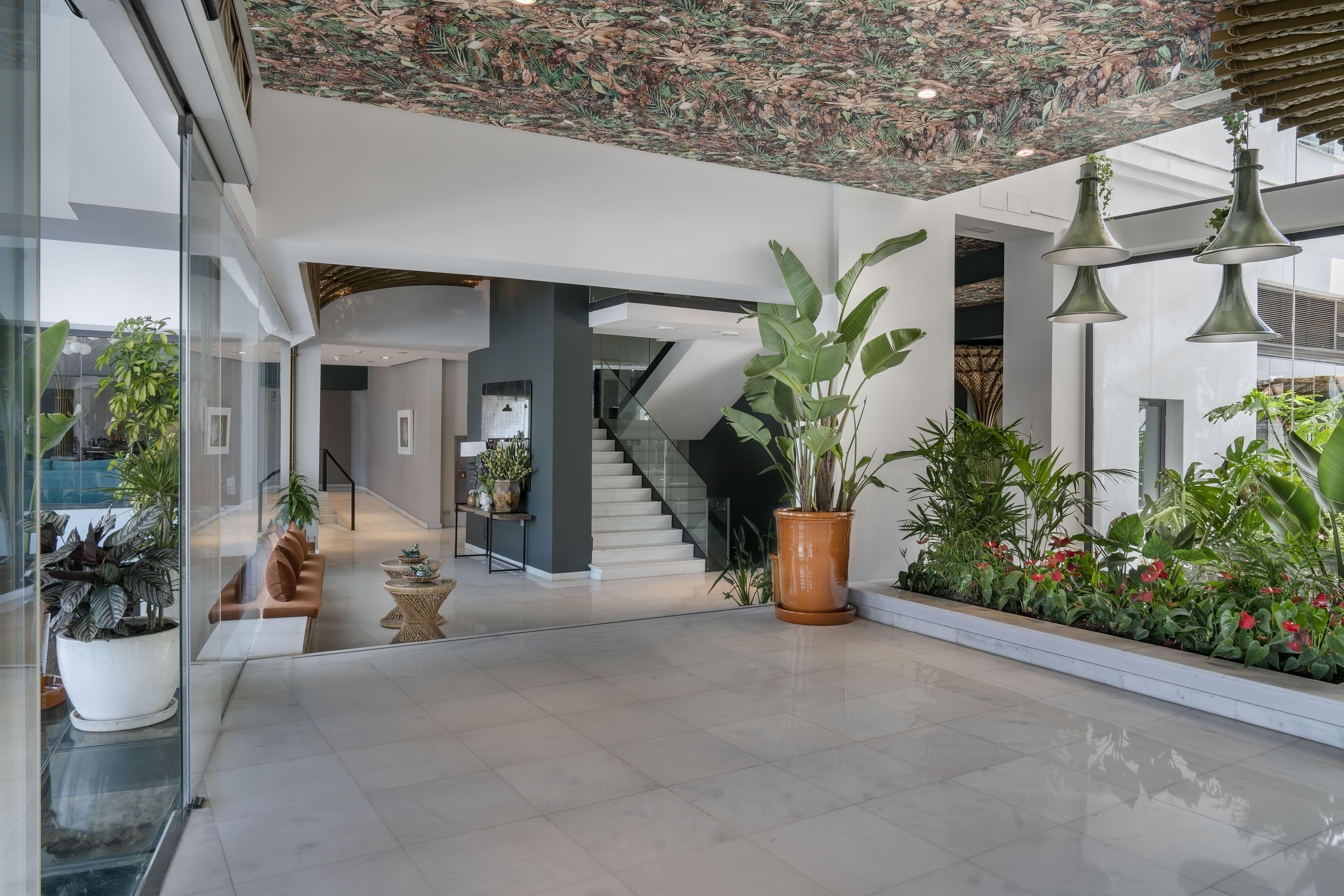 Vincci Seleccion Posada Del Patio Malaga Luaran gambar Interior of the hotel