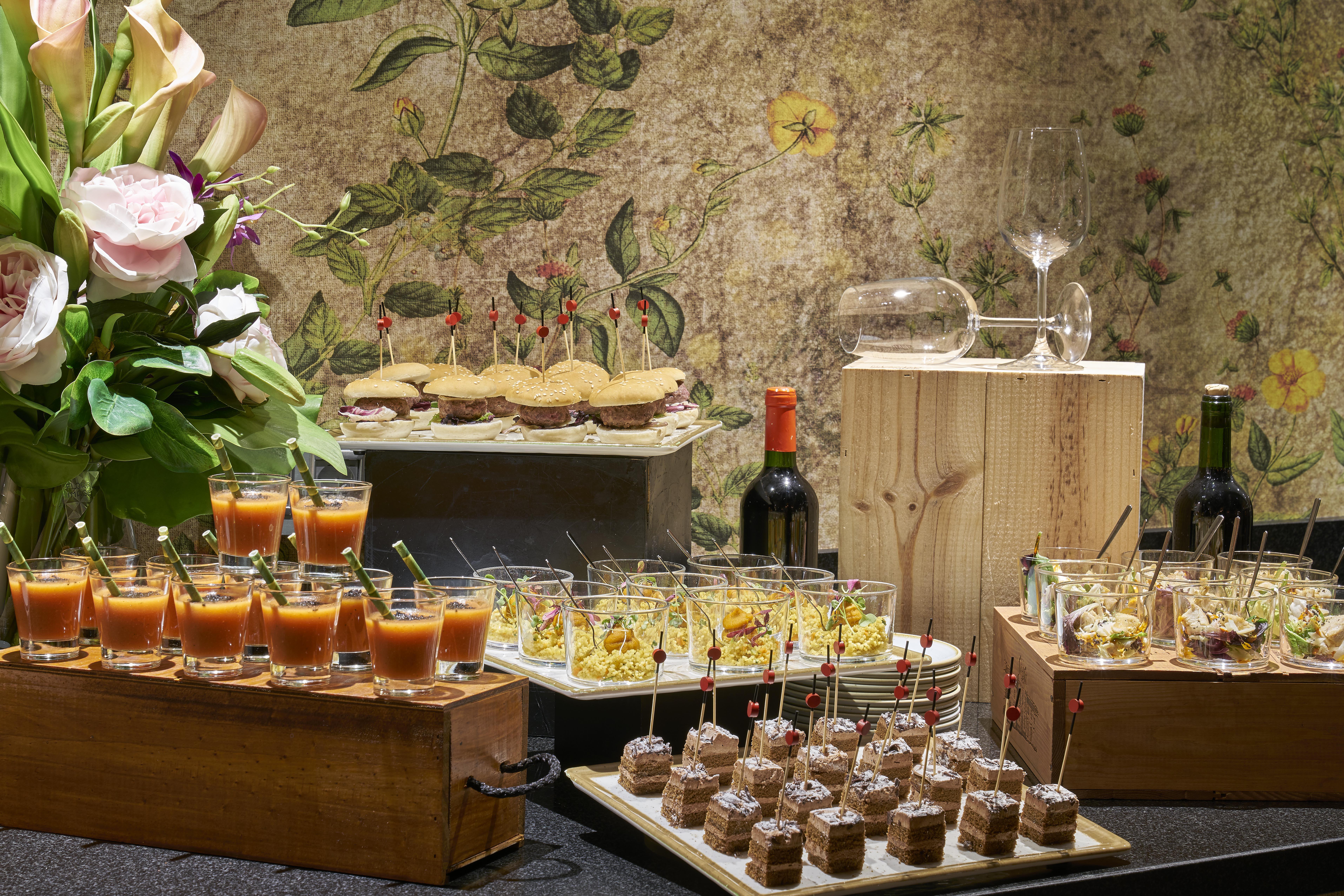 Vincci Seleccion Posada Del Patio Malaga Luaran gambar A buffet of tapas