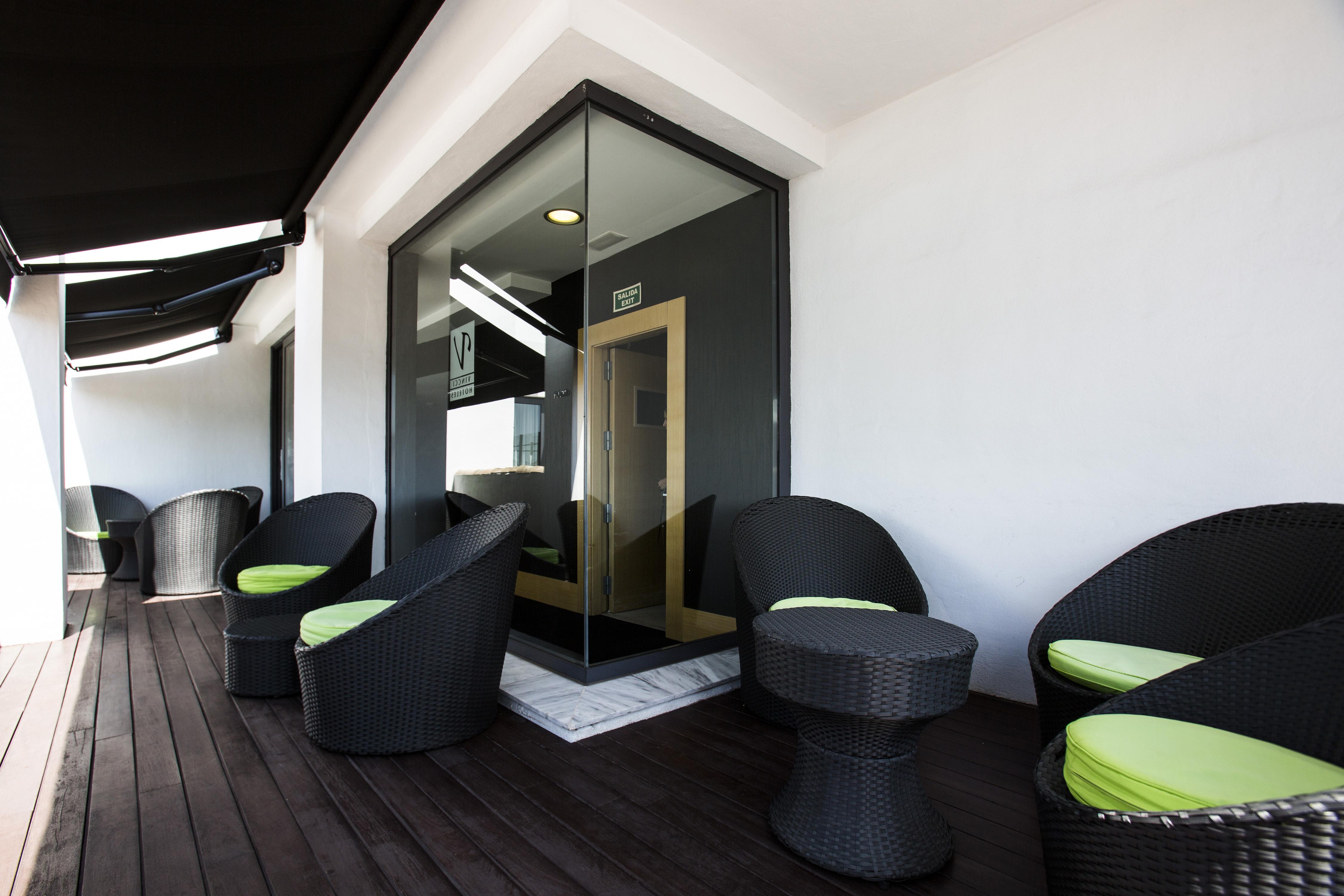 Vincci Seleccion Posada Del Patio Malaga Luaran gambar The balcony of a suite at the hotel