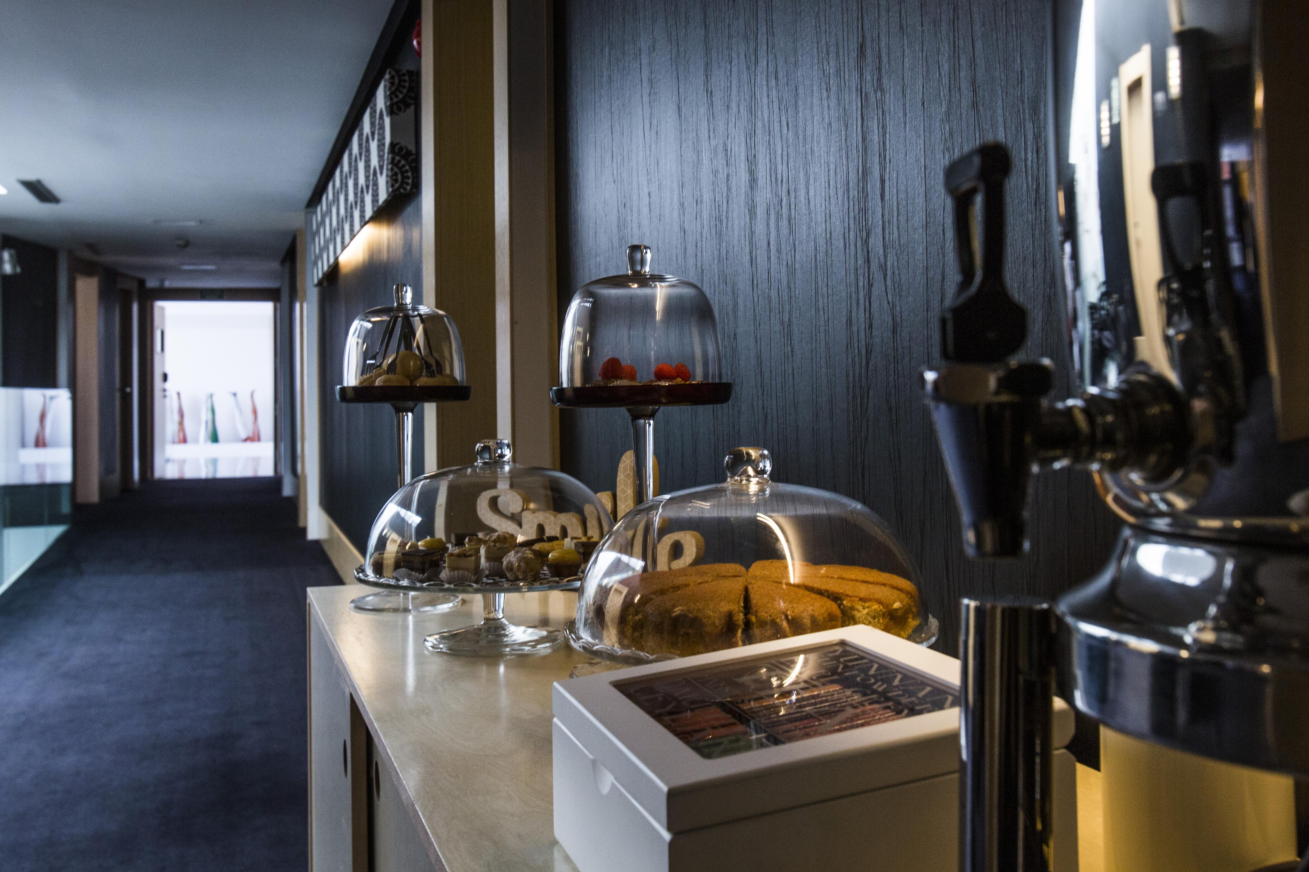 Vincci Seleccion Posada Del Patio Malaga Luaran gambar The bar at the 1001 nights