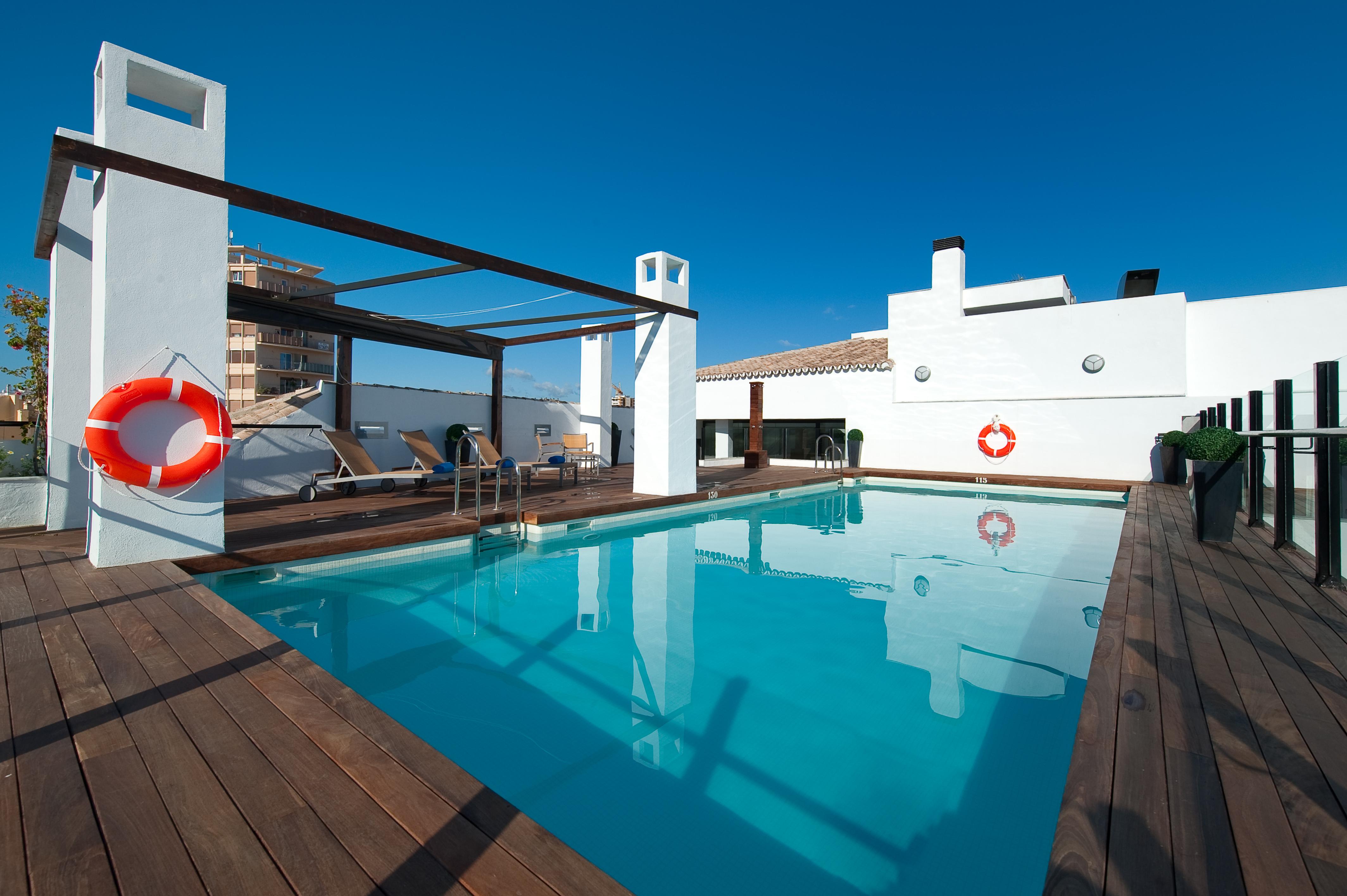 Vincci Seleccion Posada Del Patio Malaga Luaran gambar Rooftop pool at Hotel El Ducado