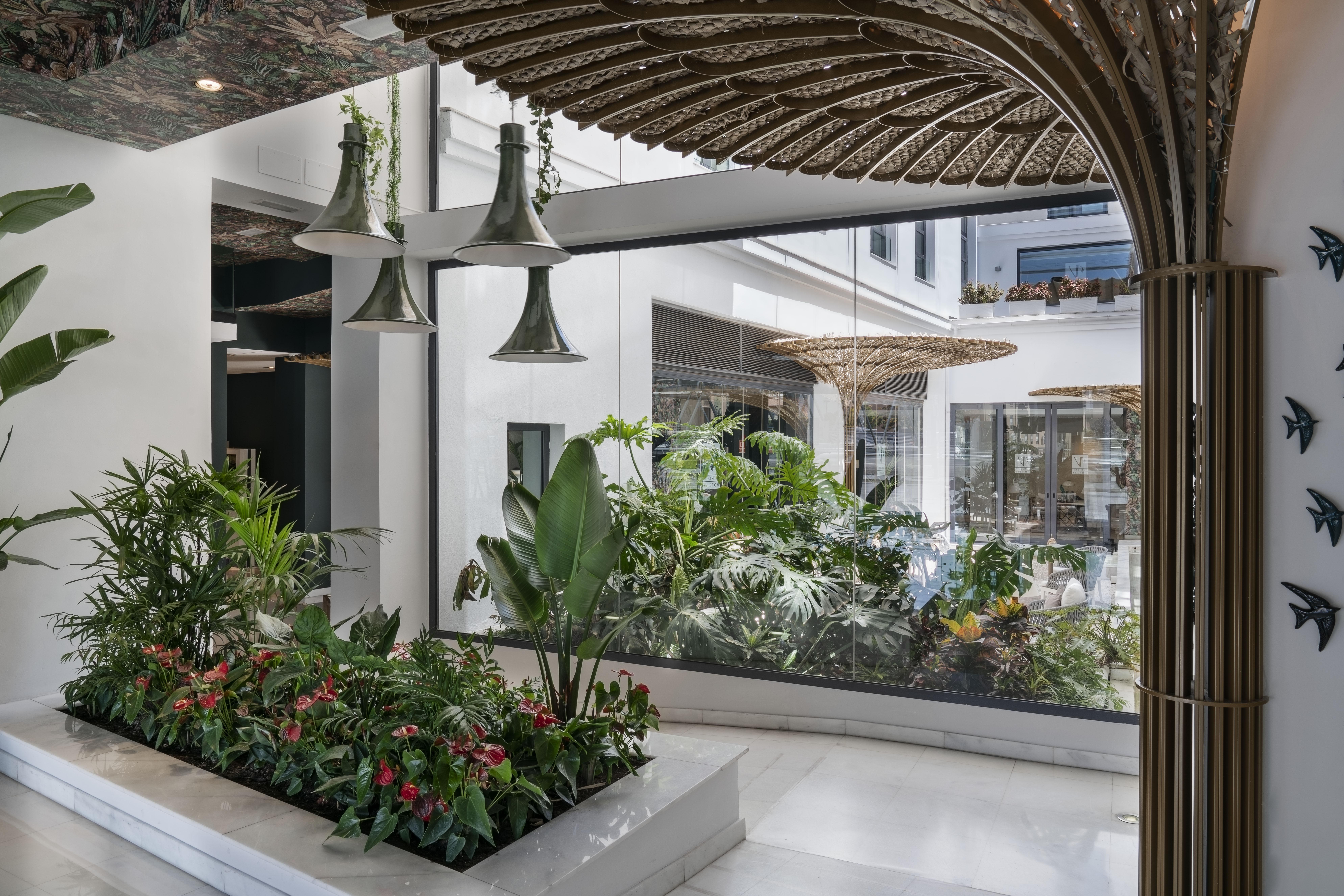 Vincci Seleccion Posada Del Patio Malaga Luaran gambar The interior of the hotel