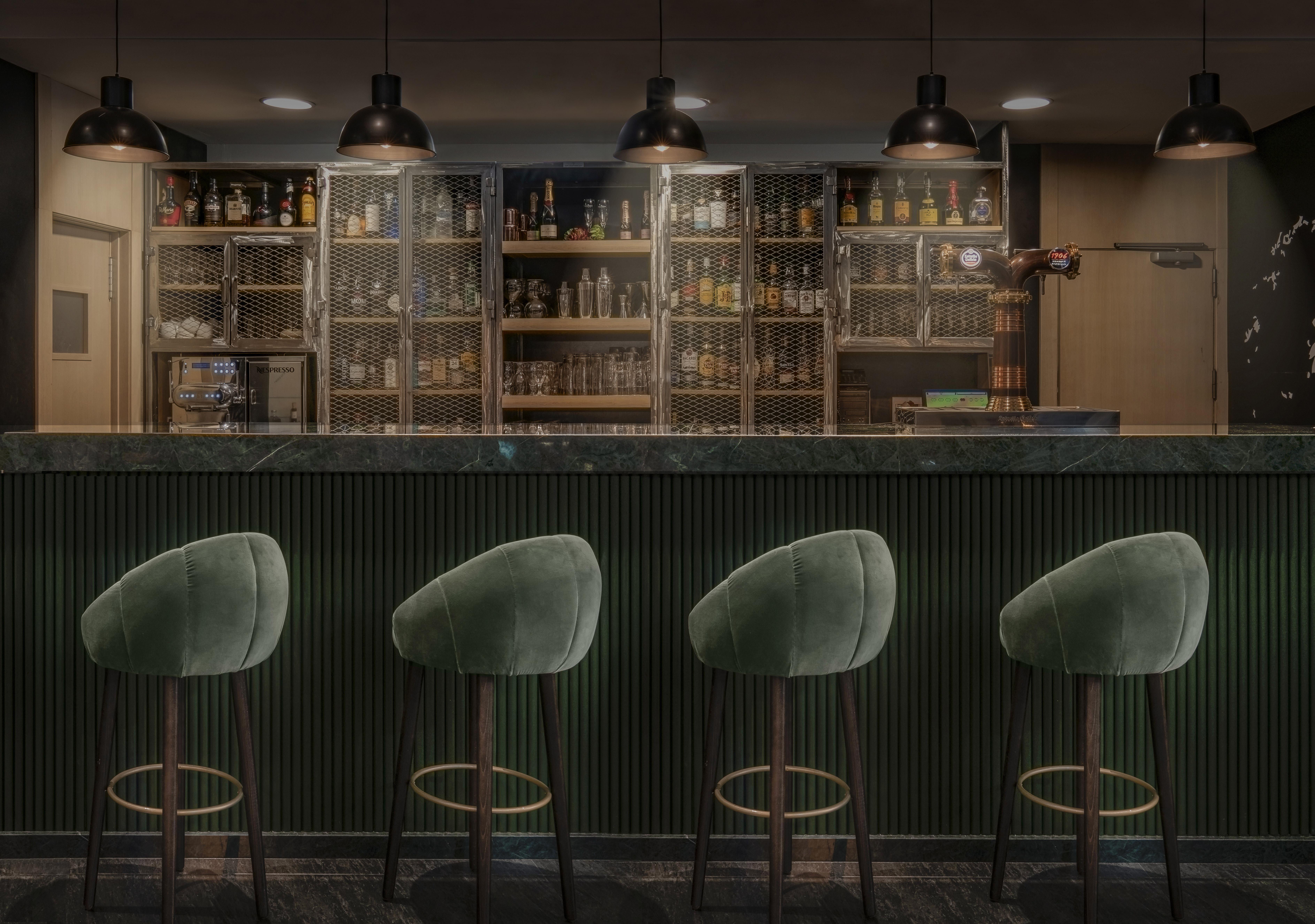 Vincci Seleccion Posada Del Patio Malaga Luaran gambar The bar at the hotel