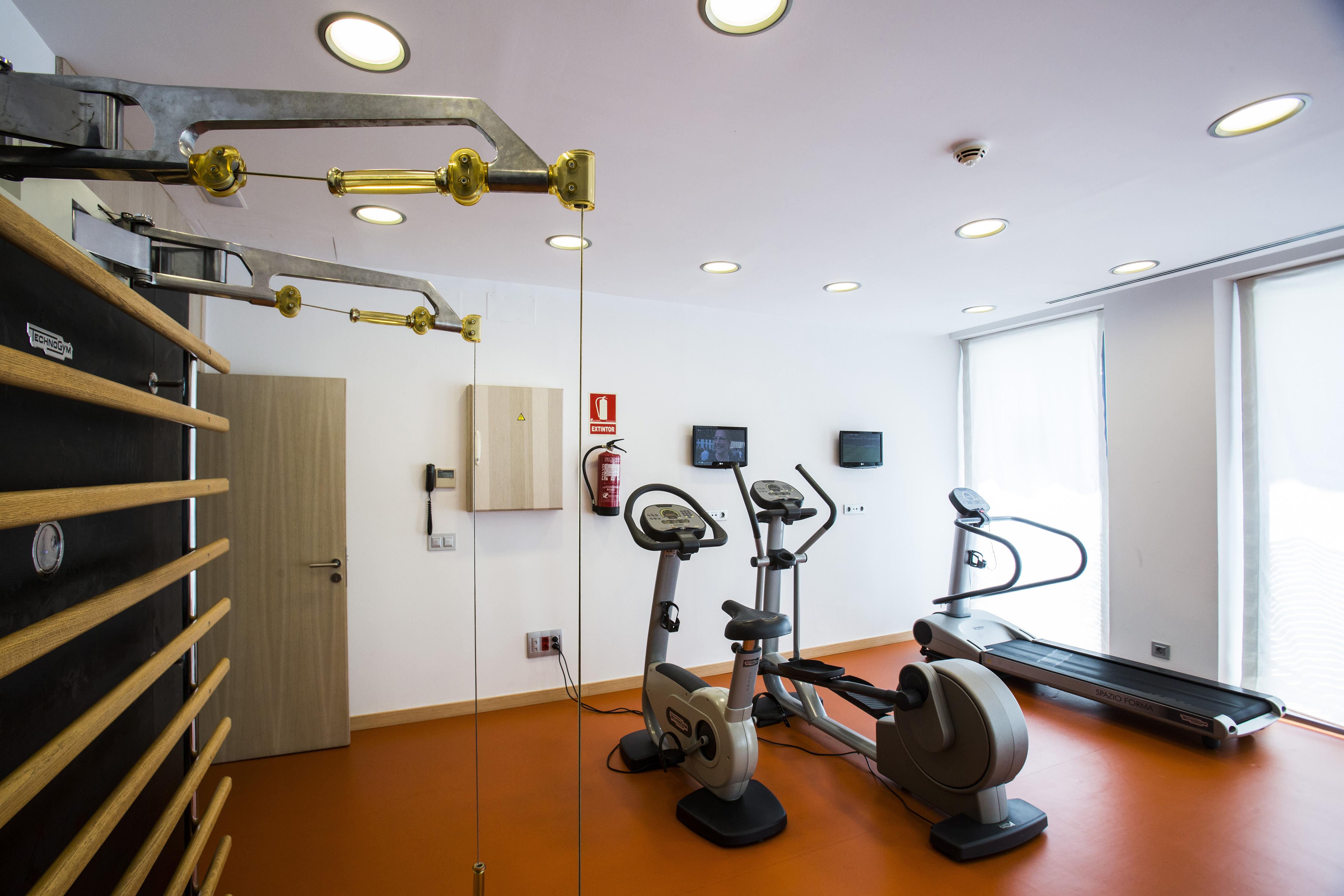 Vincci Seleccion Posada Del Patio Malaga Luaran gambar A gym at a hotel