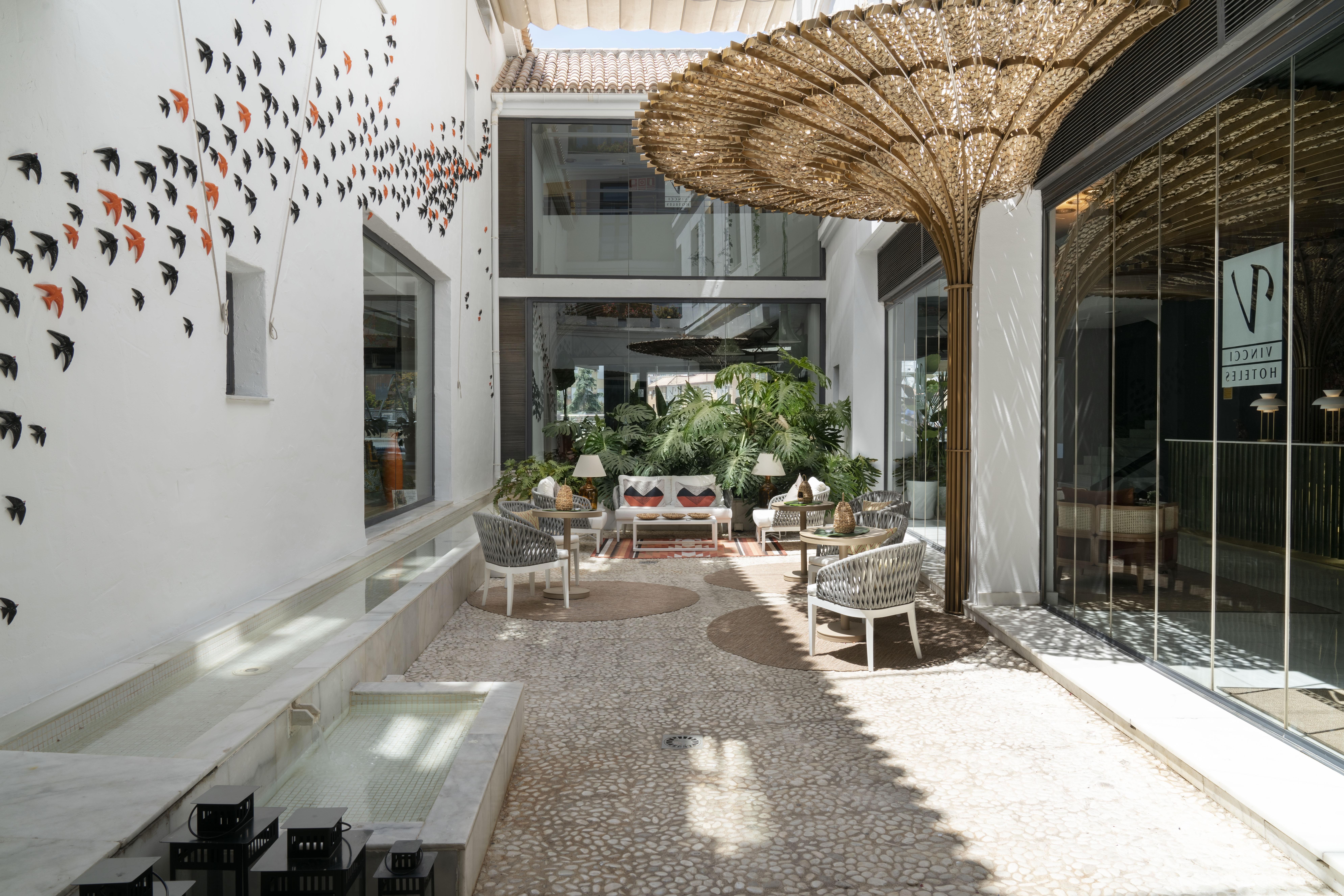 Vincci Seleccion Posada Del Patio Malaga Luaran gambar The interior of the hotel